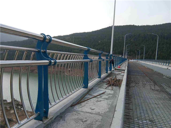 西城不锈钢桥梁护栏的特点及其在桥梁安全中的重要作用