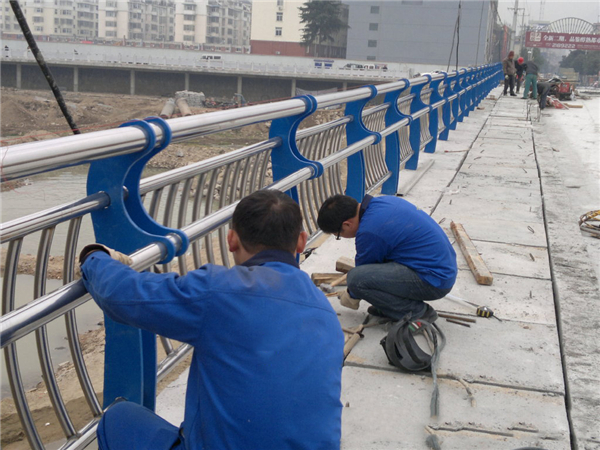 西城不锈钢河道护栏的特性及其在城市景观中的应用